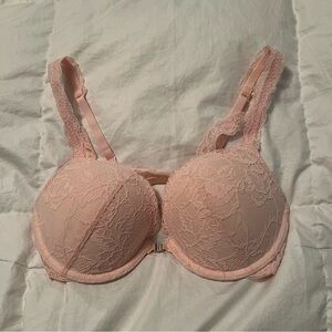 La Senza Light/pastel pink push up bra clasp at the front. Lace desgin. 34C